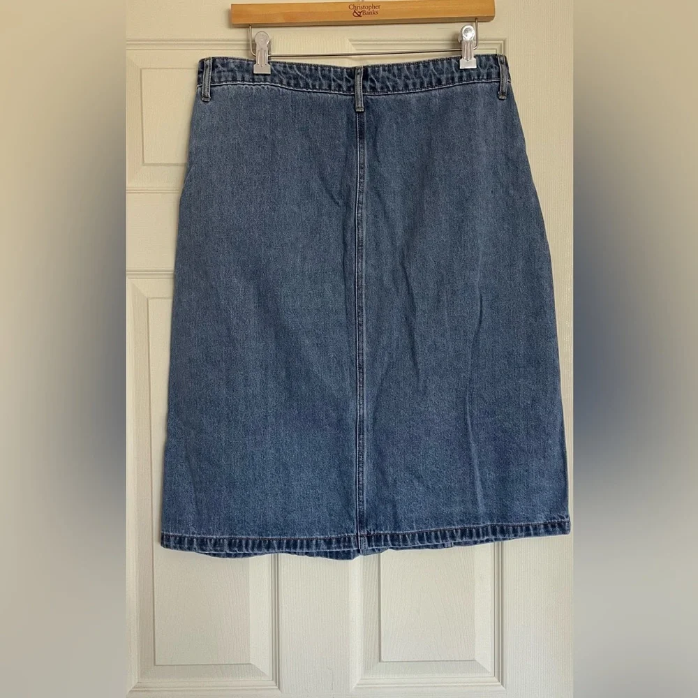 Cute denim Old Navy skirt with buttons - Picture 8 of 9